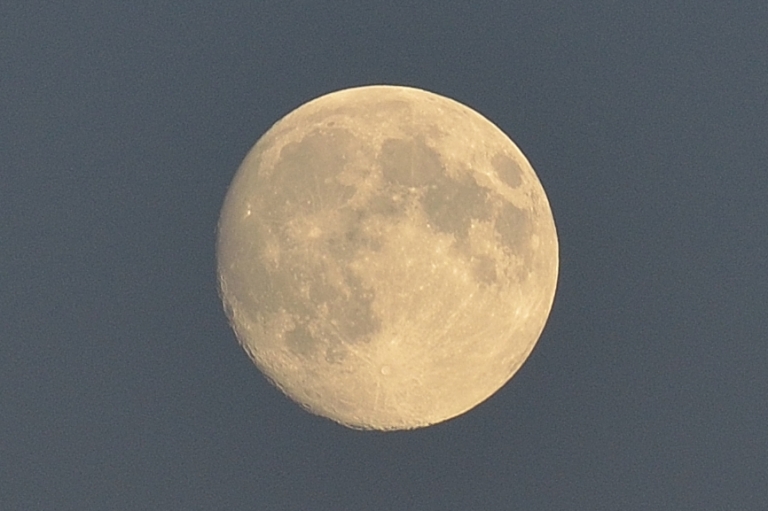 6 октября 2007. Луна днем. Сутки на Луне. Международный день Луны. Фото Международный день Луны.